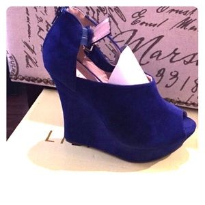 Platform peep toe shoe in blue and brown. Size 8